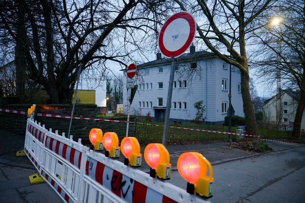 Haus-droht-einzust-rzen-Feuerwehr-evakuiert-Geb-ude