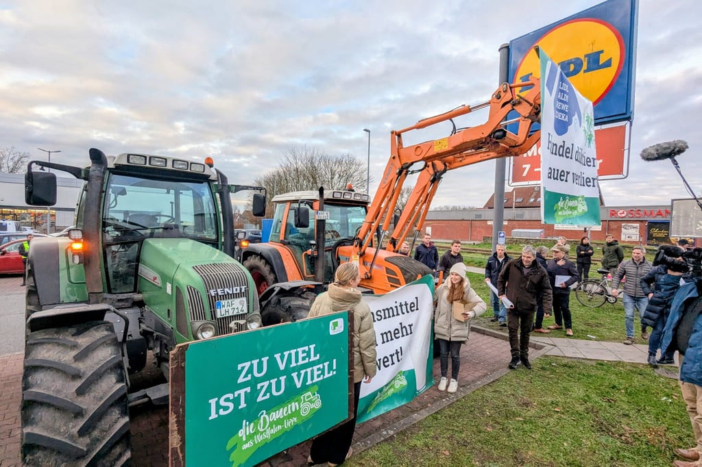 Trecker-Protest-vor-dem-Lild-Markt-in-Wolbeck