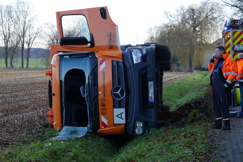 Müllwagen kippt im Süden von Bünde auf die Seite