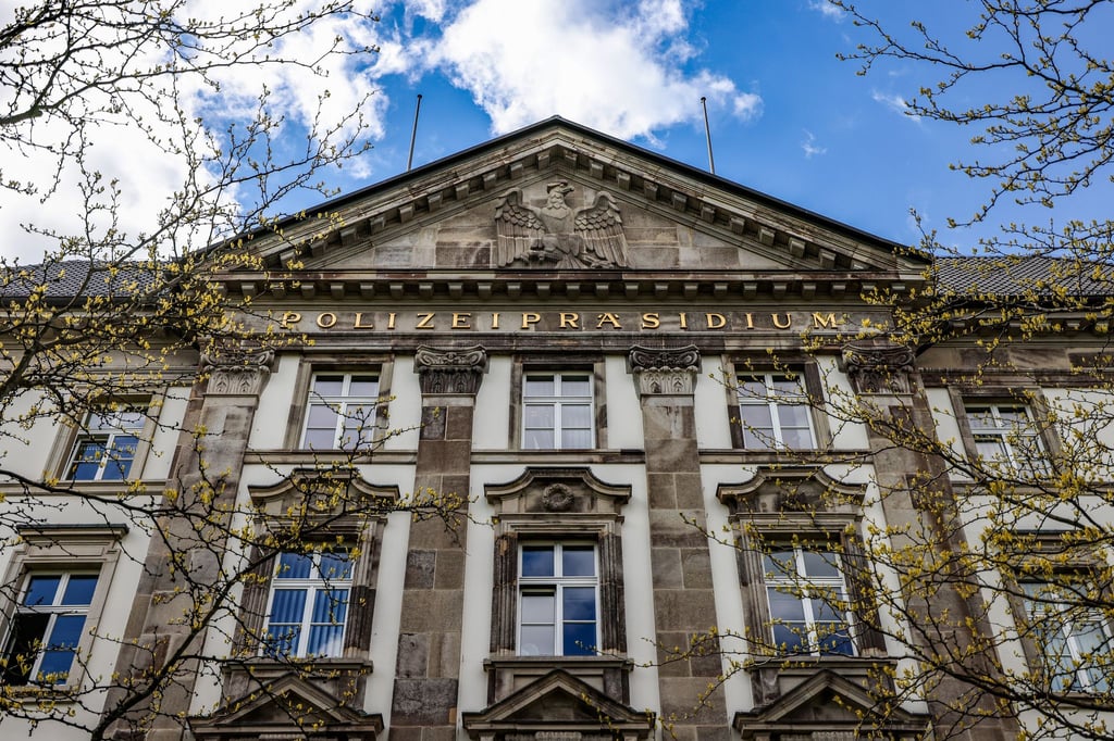 Unbekannter-sticht-bei-Streit-am-Gl-hweinstand-zu