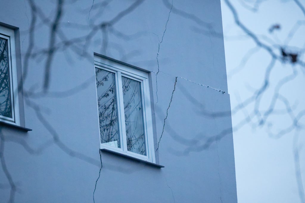 Nach-Rissen-evakuiertes-Wohnhaus-weiter-nicht-bewohnbar