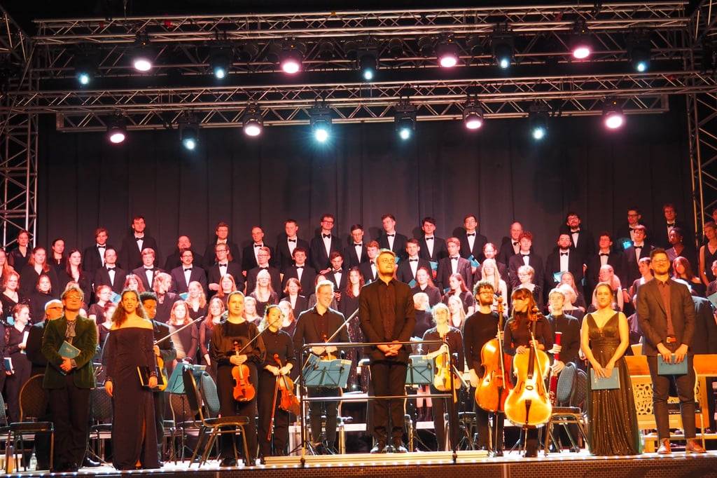 Unichor singt Weihnachtsstimmung à la Aschenbrödel herbei