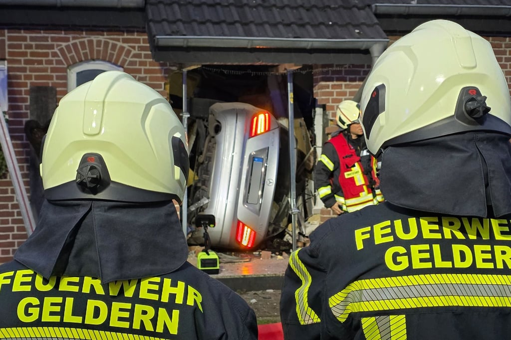 Junger-Mann-bleibt-mit-Auto-in-Hausflur-stecken