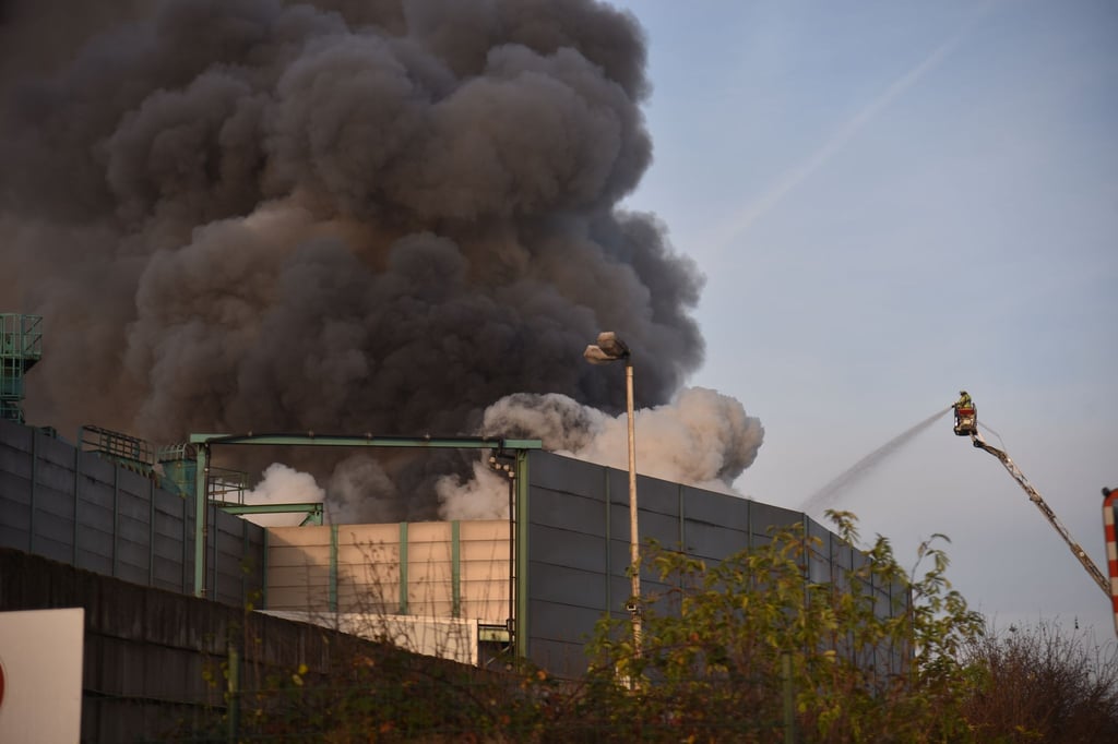 Brand-in-Recyclingbetrieb-verursacht-riesige-Rauchs-ule