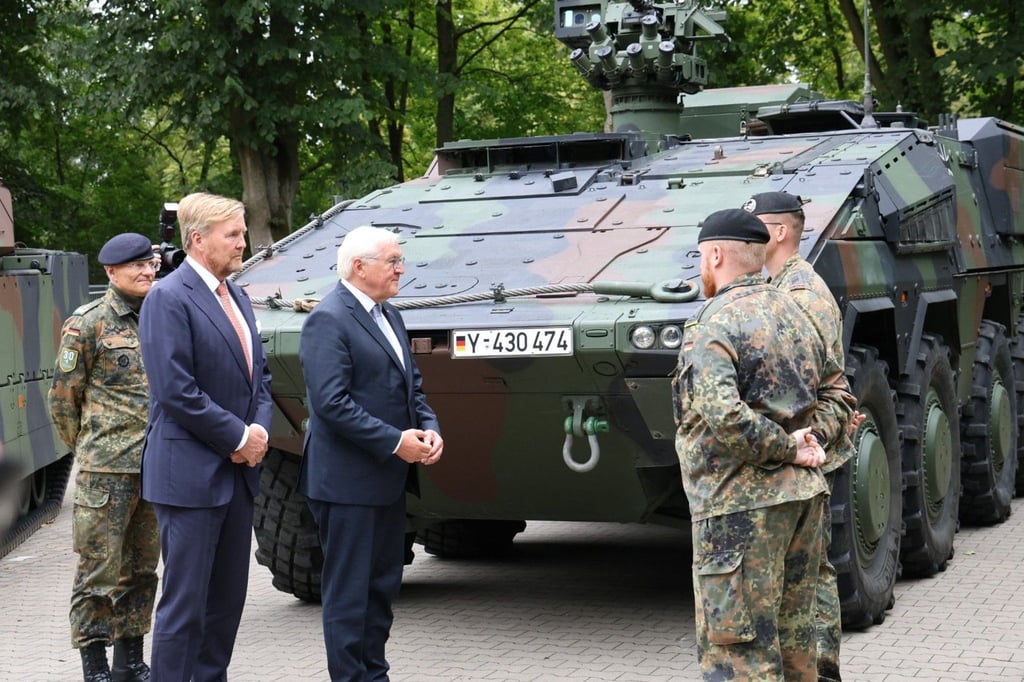 Deutsch-Niederländisches Korps aus Münster vor   Baltikum-Einsatz