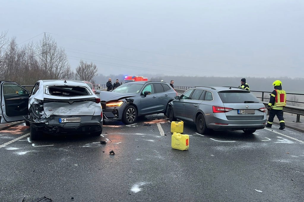 Glatteis: Karambolage auf B239-Brücke in Kirchlengern
