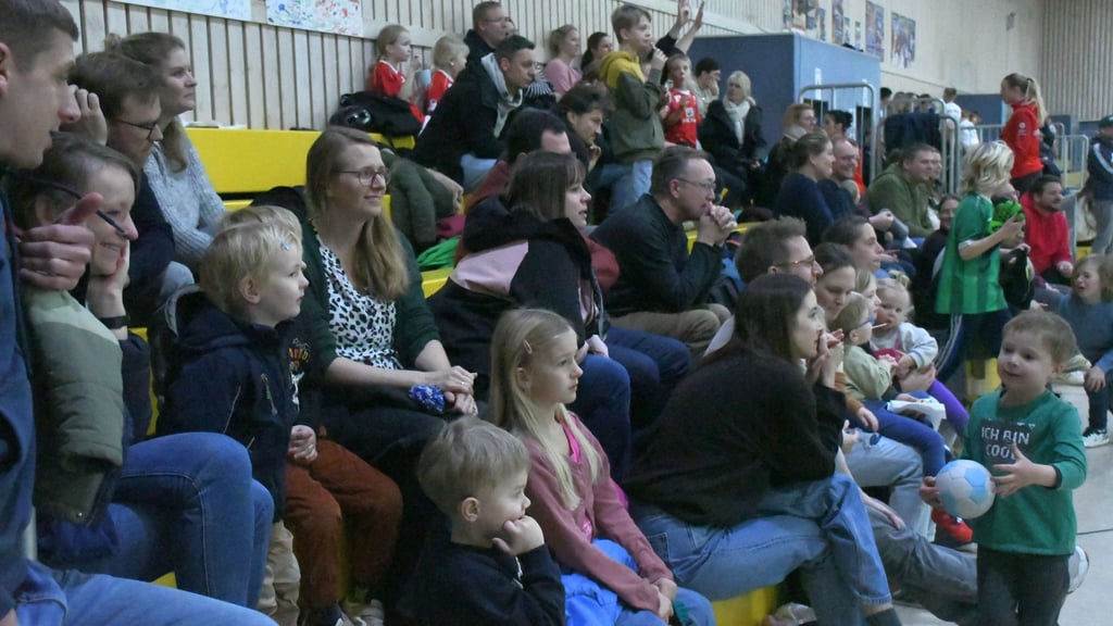 Die Jüngsten waren beim Turnier der Minis mit Eifer bei der Sache und wurden von zahlreichen Eltern und Helfern unterstützt.