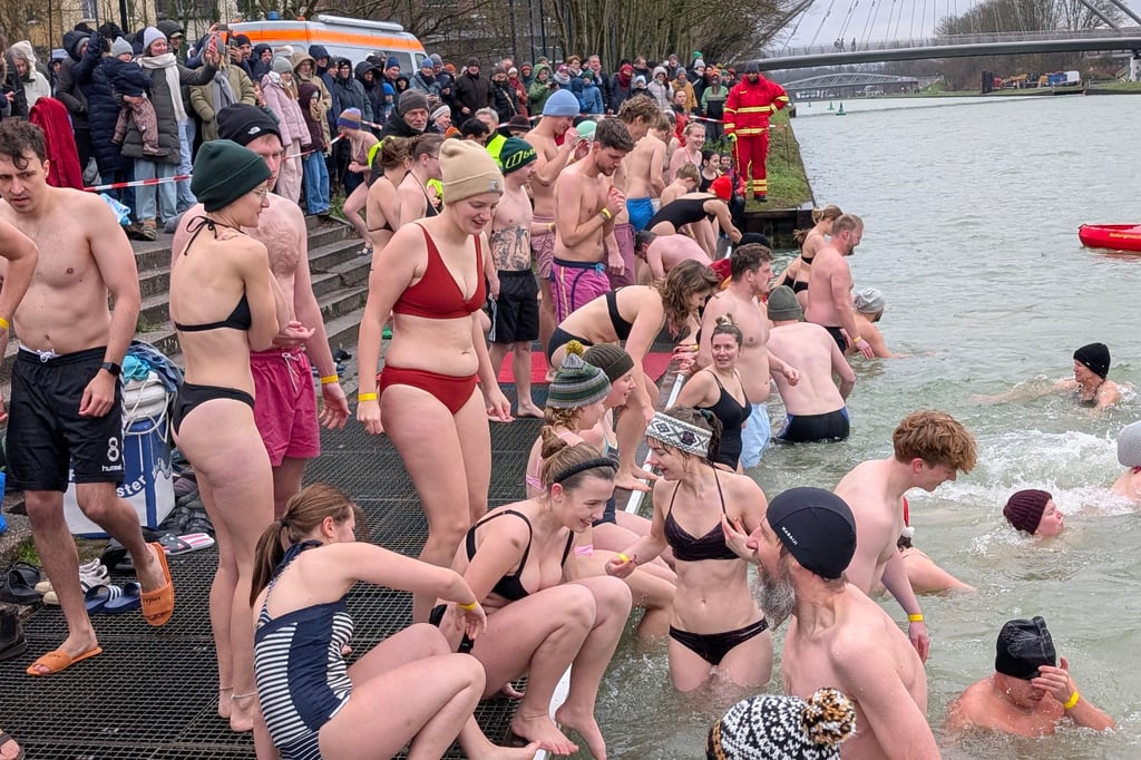 250-Menschen-h-pfen-in-den-eiskalten-Kanal