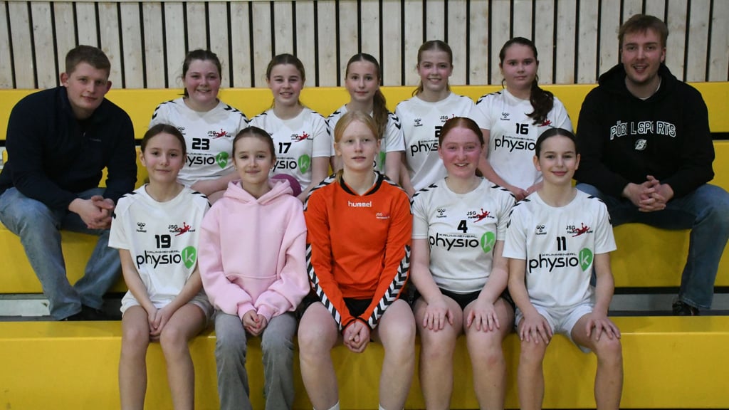 Die beiden stolzen Coaches Paul Stöveke (o.l.) und Matze Schmitz (o.r.) mit dem Siegerteam der JSG Havixbeck/Roxel