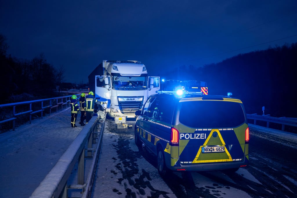 Laster-verkeilt-sich-auf-Leitplanke-der-Ahlener-Osttangente