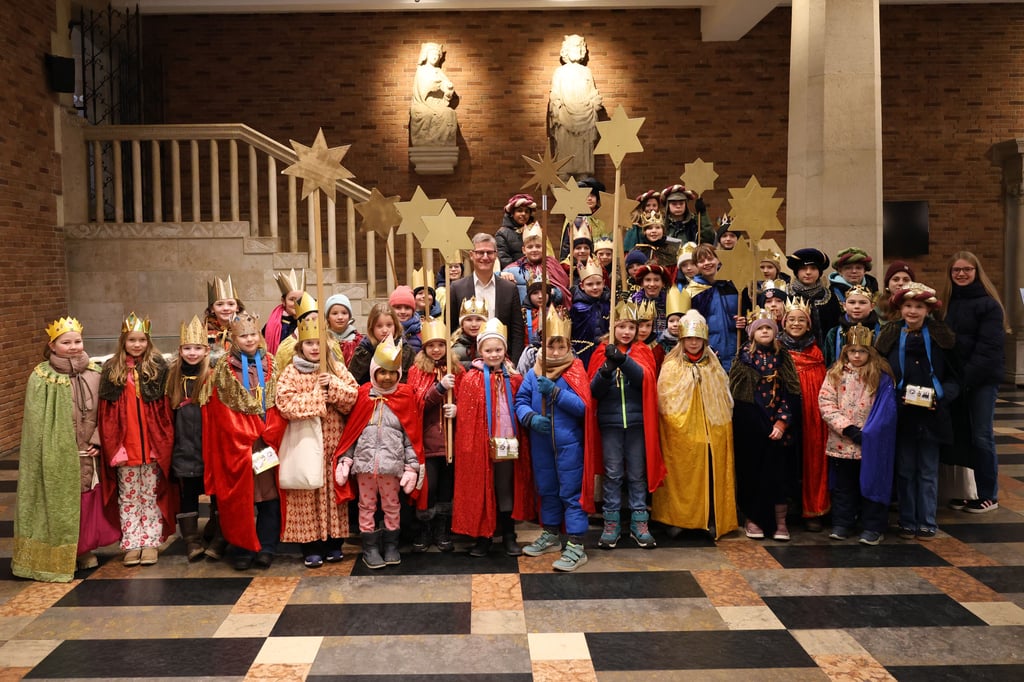 Tilman Fuchs empfängt erstmals rund 50 Sternsinger im Rathaus