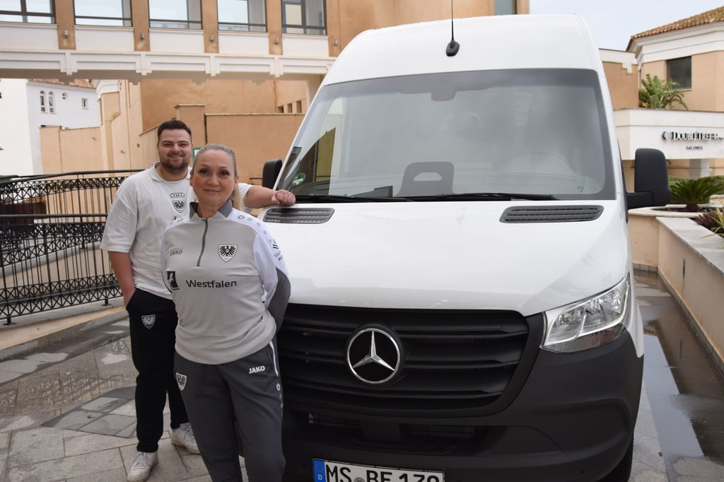 2108-Kilometer-21-Stunden-Dieses-Preu-en-Duo-fuhr-den-Bulli-nach-Murcia