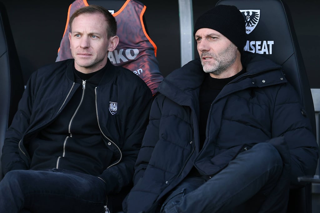 Rasenplatz-durchn-sst-Preu-en-weichen-in-Sauna-und-Muckibude-aus