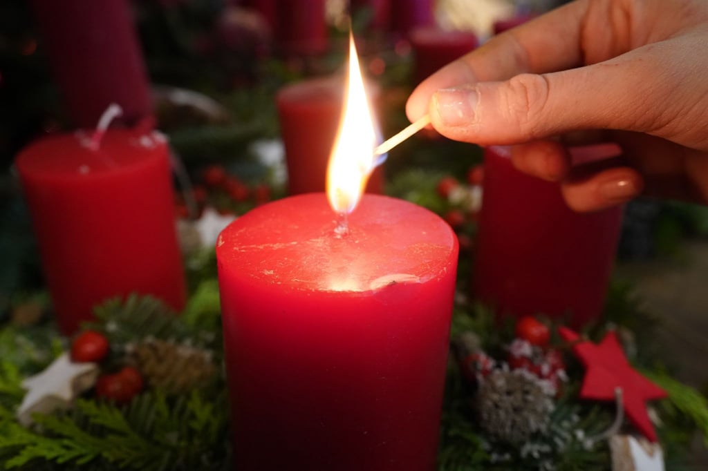 Auch-nach-Weihnachten-Zwei-Br-nde-durch-Adventskr-nze