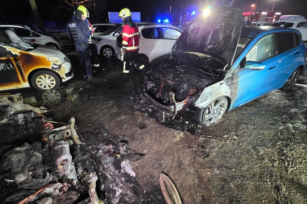 Autos-brennen-auf-Parkplatz-in-Emmerich-aus