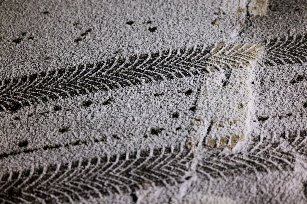 Schneeball-auf-fahrendes-Auto-geworfen-Scheibe-zerbricht