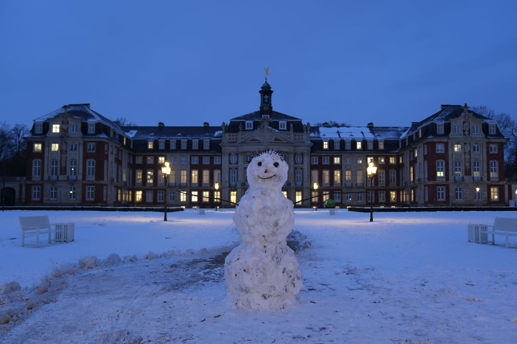 Beliebter-Schneemann-vor-dem-Schloss-zerst-rt-Uni-reagiert-emotional