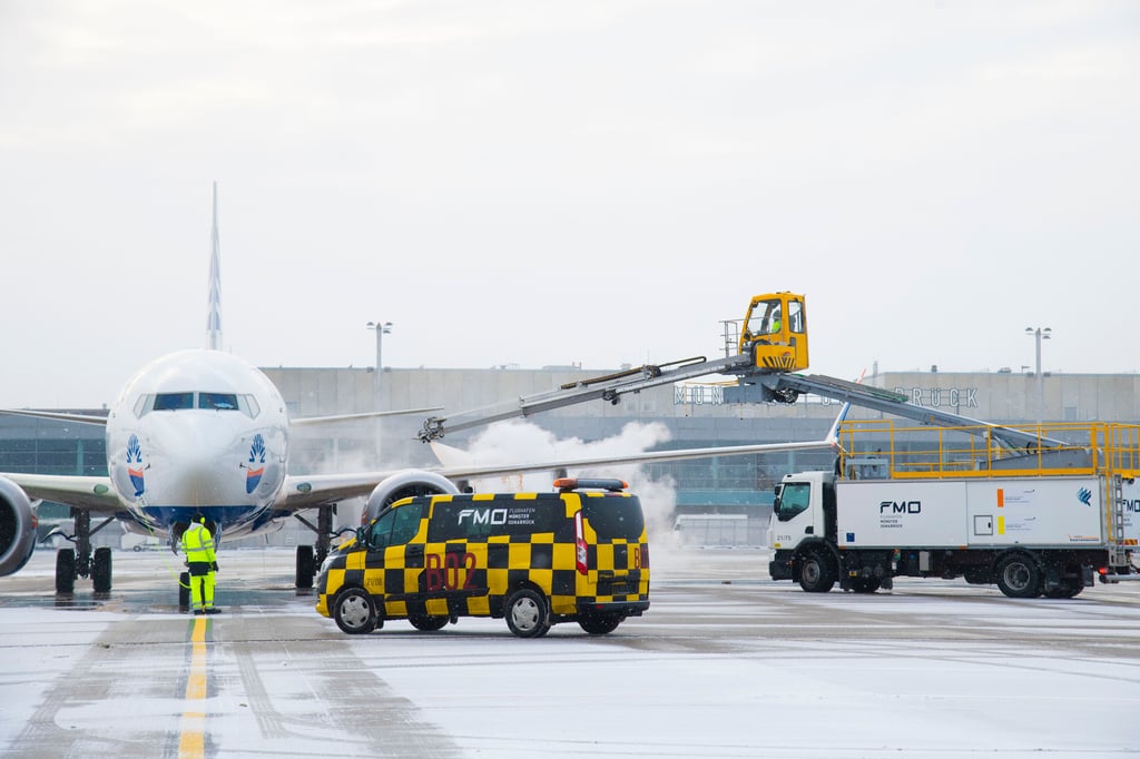 Winterdienst-macht-nach-der-Frost-Nacht-Flieger-am-FMO-startklar