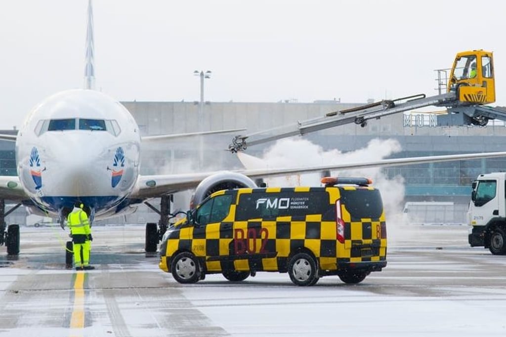 Winterdienst macht nach der Frost-Nacht Flieger am FMO startklar