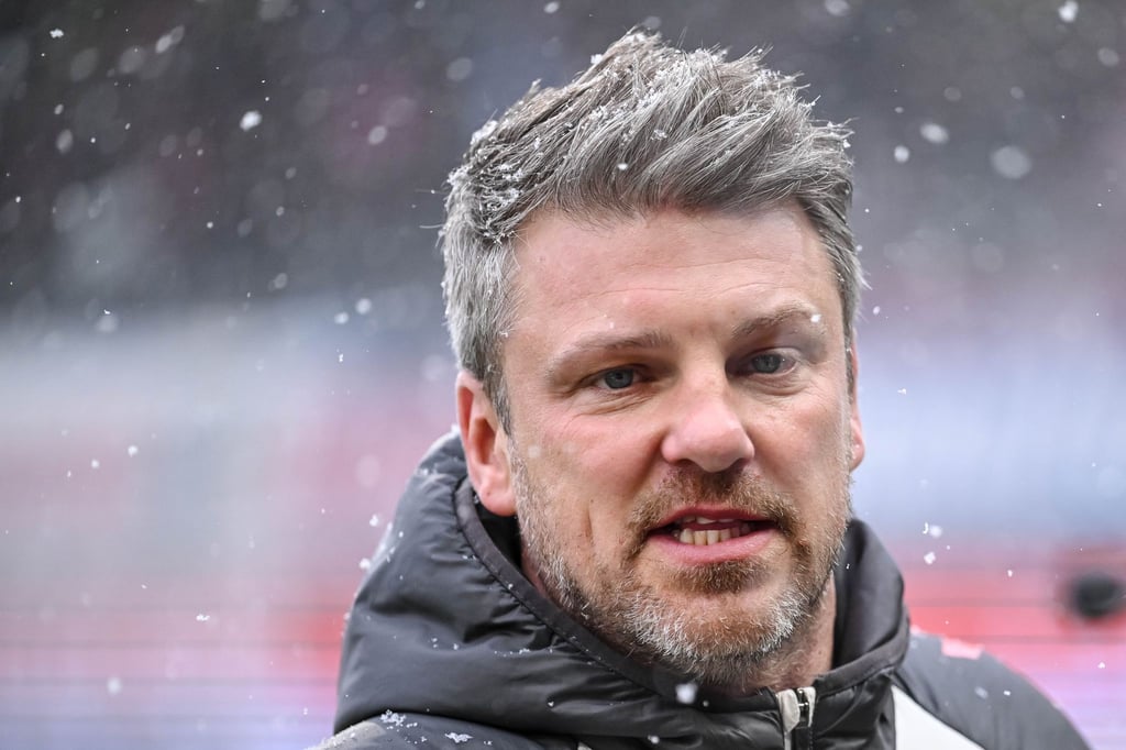 Sieglos-Serie-Fan-Banner-gegen-K-ln-Coach-Lukas-Kwasniok