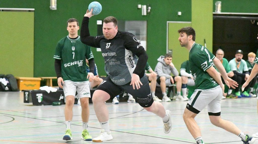 Mario Lepke (M.) setzt sich hier am Kreis durch. Für einen Sieg reichte es jedoch nicht.