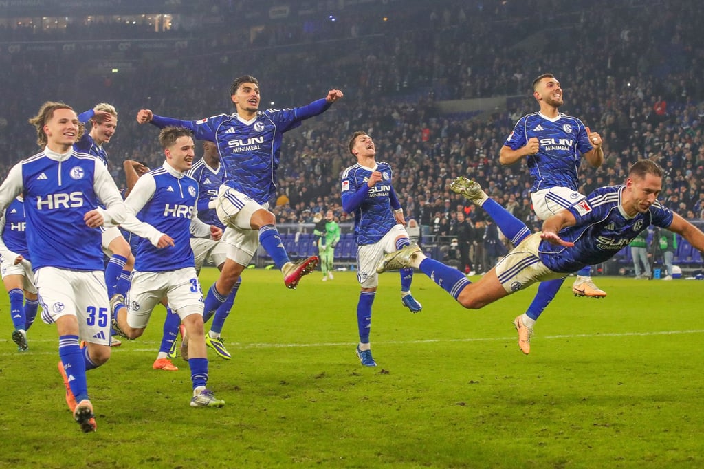 K-nigsblau-setzt-zum-H-henflug-an