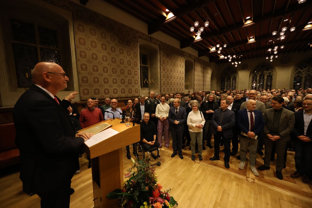 Deutschlands dienstältester Batterieforscher rockt das Rathaus