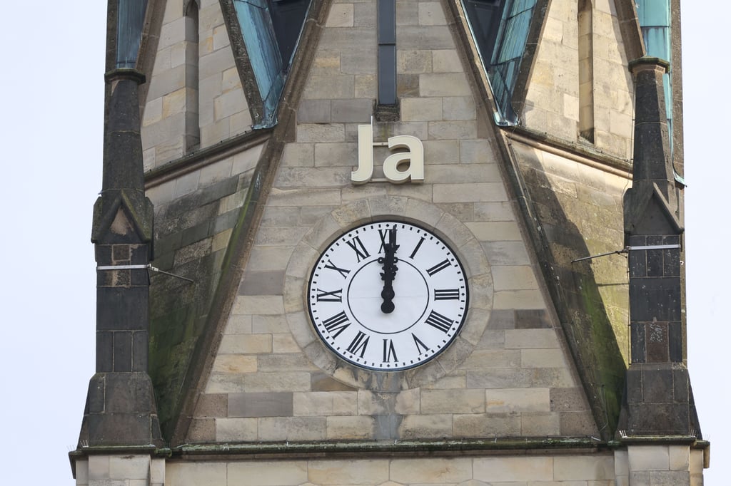 Turmuhr-der-Heilig-Kreuz-Kirche-stehen-geblieben