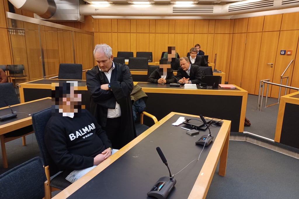 Senioren um 300.000 Euro geprellt: „Falsche Polizisten“ auf der Anklagebank