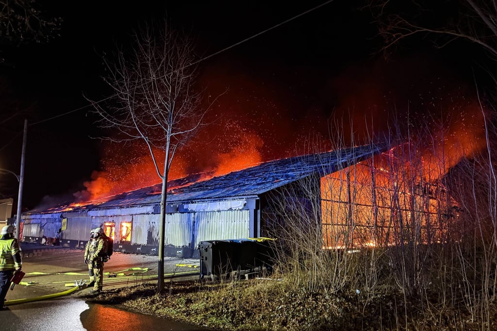 Gro-brand-in-Trampolinhalle-L-scharbeiten-dauern-an