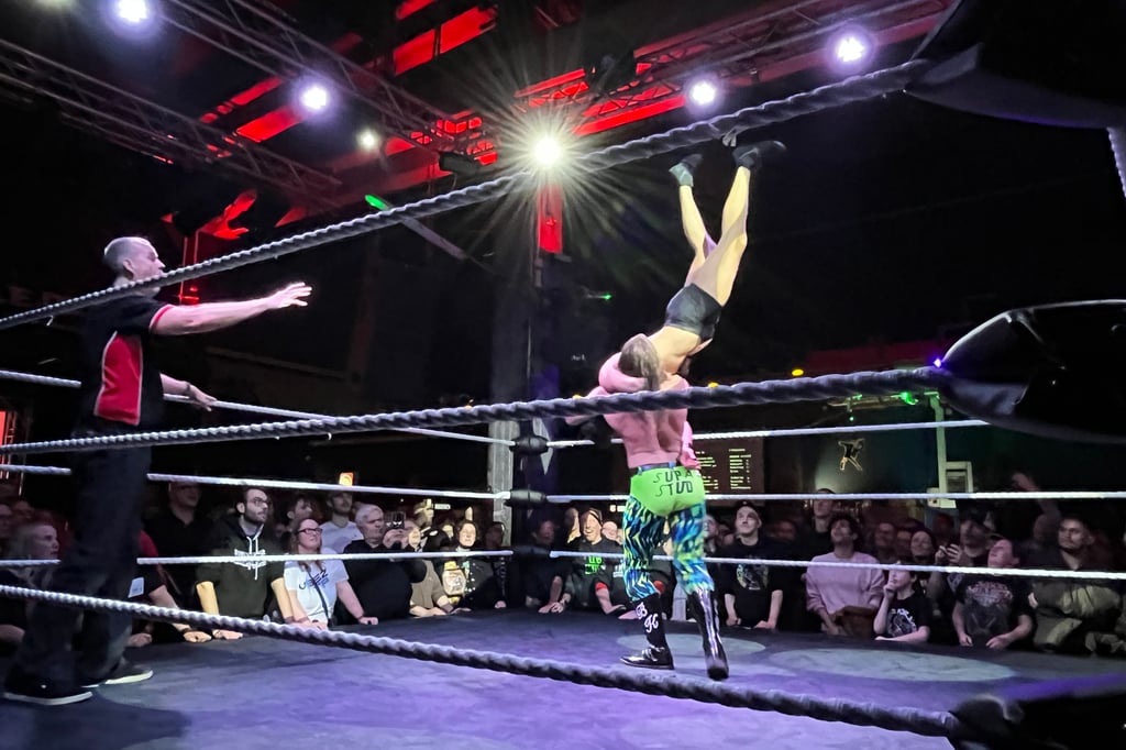 Wrestling-Show-bringt-die-Sputnik-Halle-zum-Beben
