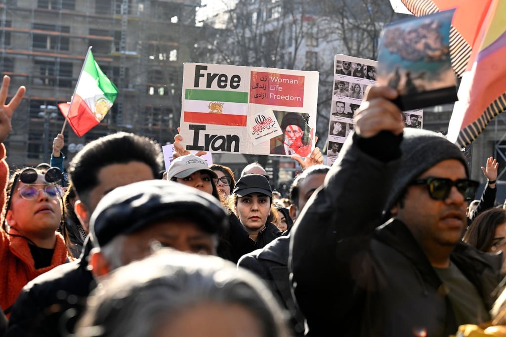 Tausende-demonstrieren-f-r-Freiheit-im-Iran