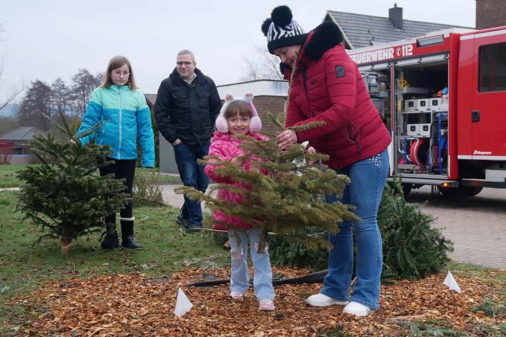 Neuer Rekord bei Tengerner Tannenbaumweitwurf