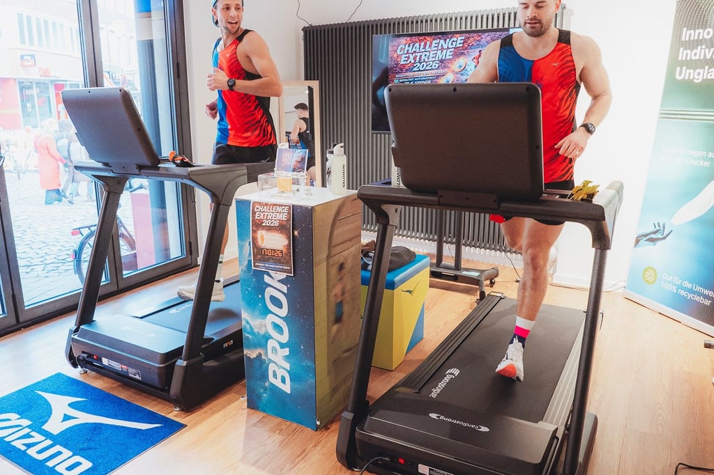 Ziel-erreicht-M-nsteraner-finishen-Marathon-auf-Laufband