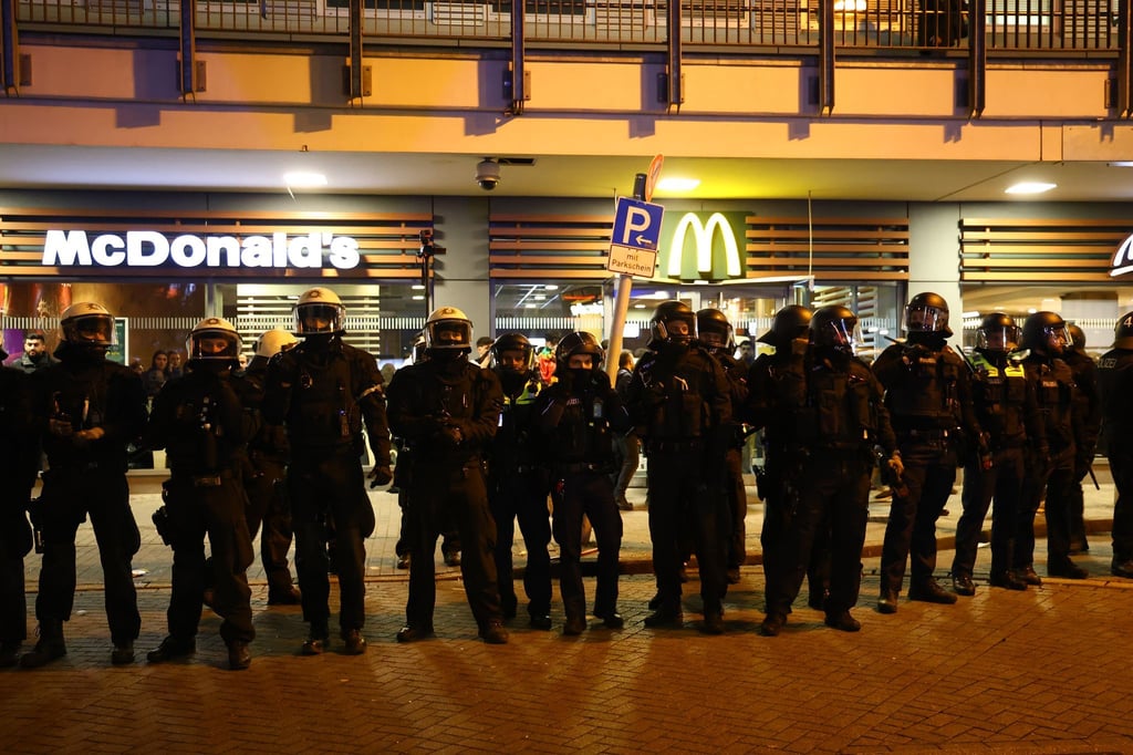 Pro-kurdische-Demo-Polizisten-durch-B-ller-verletzt