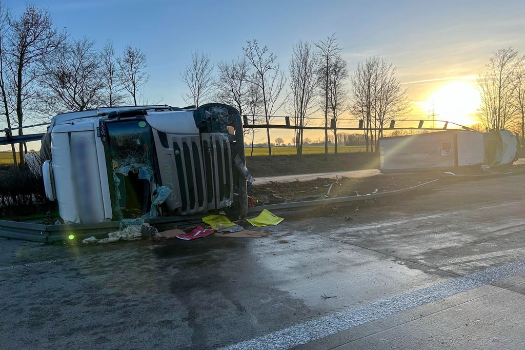 Lkw-kippt-ber-Mittelleitplanke-A44-vor-bergehend-gesperrt