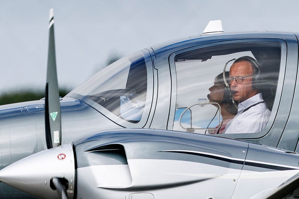 Aktivisten-festgenommen-Merz-Privatflieger-im-Visier-