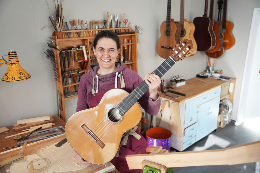 Gitarrenbauerin-Katharina-Wolff-mit-feiner-Klinge-zu-klarem-Klang
