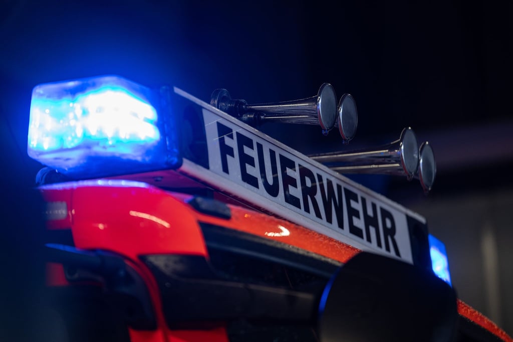 Feuerwehrleute-sto-en-beim-L-schen-auf-Bewaffneten