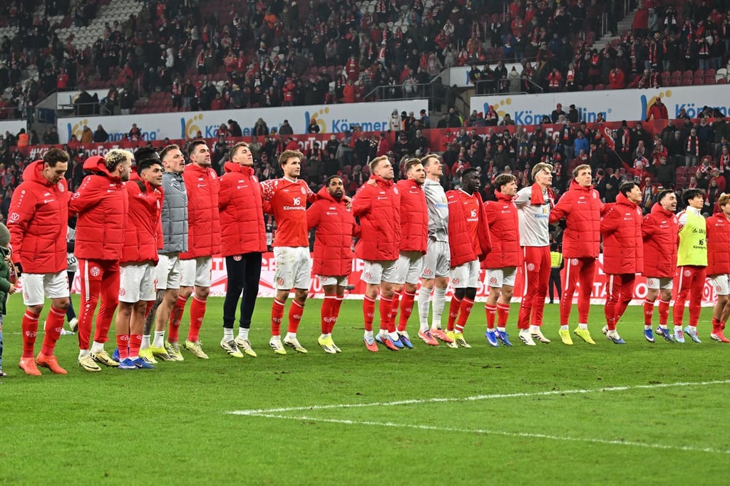 Feueralarm-in-Mainz-Bundesliga-Arena-f-r-kurze-Zeit-ger-umt