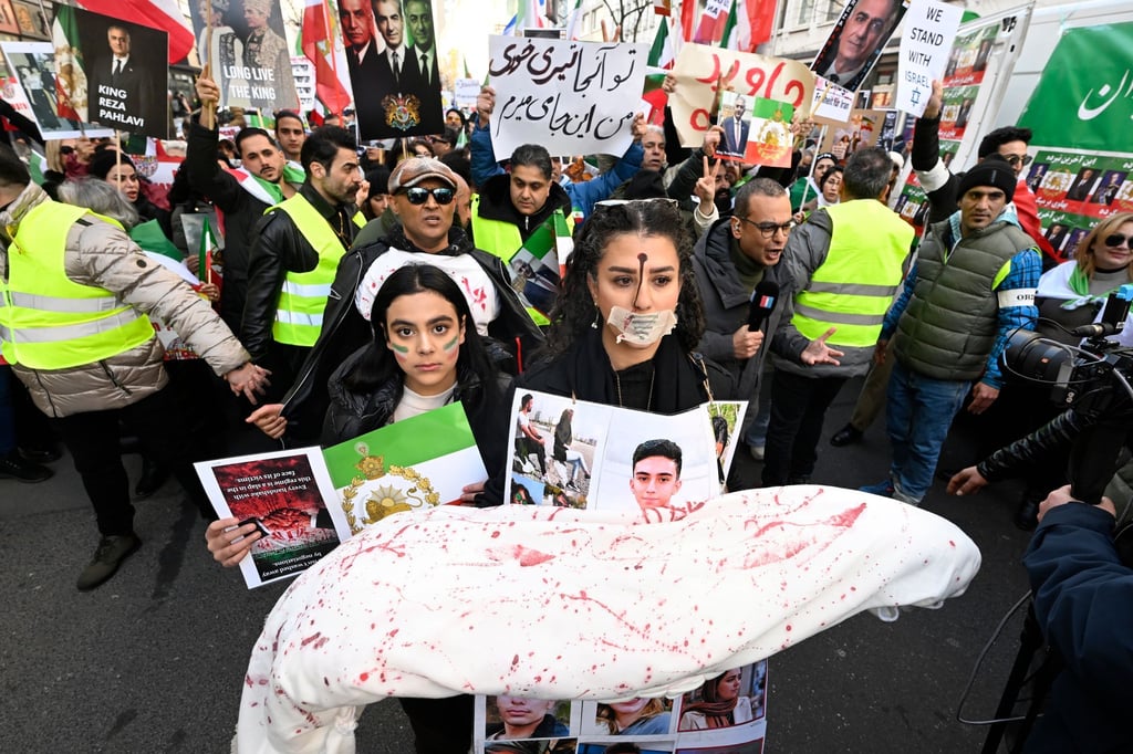 Knapp-18-000-Menschen-bei-Iran-Demo-in-D-sseldorf