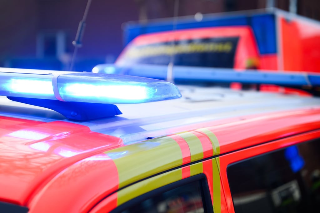 Motorradfahrer-kommt-von-Stra-e-ab-schwer-verletzt