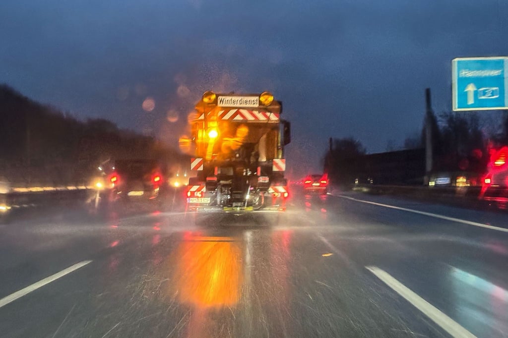 Gl-tte-Unfall-Streufahrzeug-berschl-gt-sich