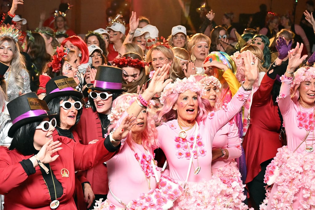 Küsschen und Rosen für 470 närrische Frauen