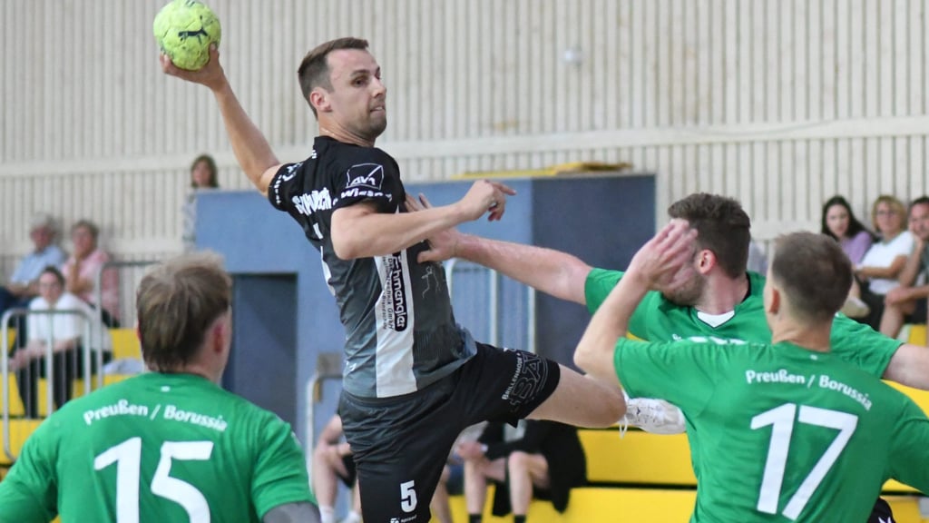 Alles ist offen: Mit einem Sieg gegen Ochtrup können Maximilian Beumer (M.) und SW Havixbeck am Tabellenführer andocken.