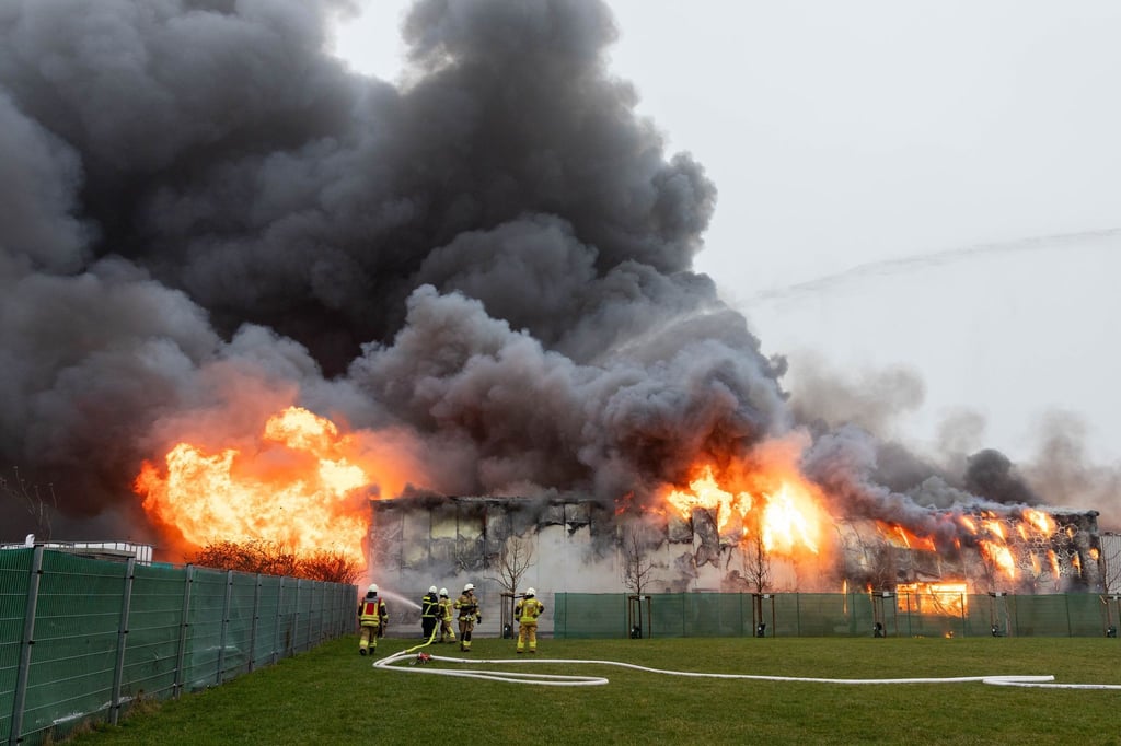 Lagerhallenbrand-in-H-rth-Rauch-zieht-bis-K-ln