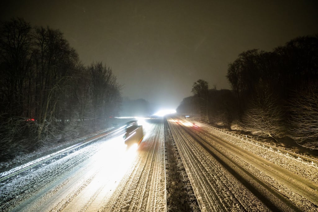 Schnee-sorgt-f-r-Verkehrsbehinderungen-in-Ostwestfalen