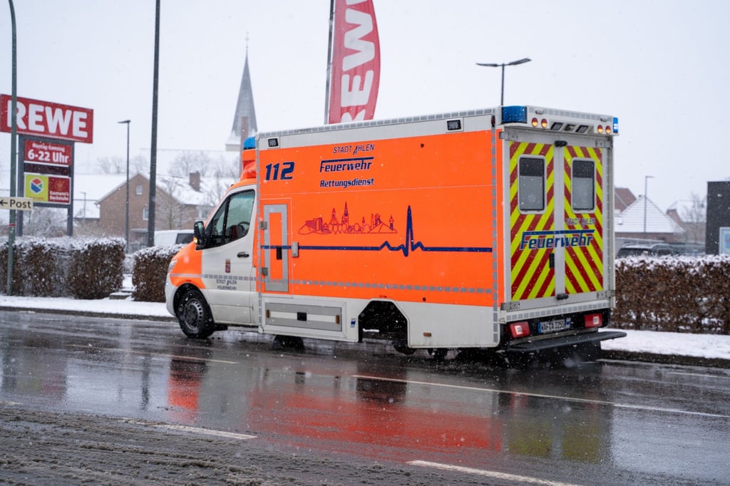 Rettungswagen-verliert-R-der-w-hrend-Einsatzfahrt