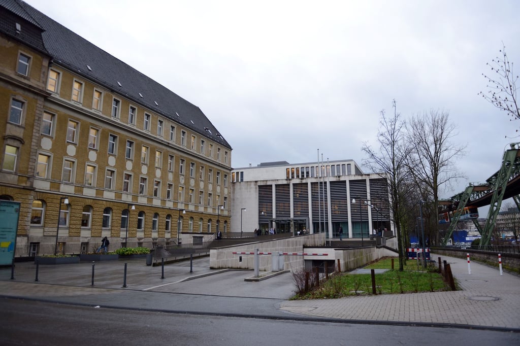 Angriff-auf-Busfahrer-in-Wuppertal-21-J-hriger-muss-in-Haft