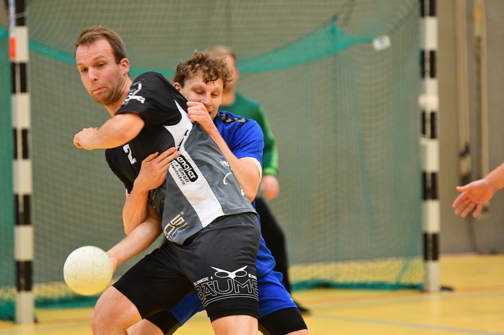 Havixbecks Johannes Beumer (l.) gegen Ochtrups Lars Oelerich. Im Hinspiel siegten die Havixbecker.